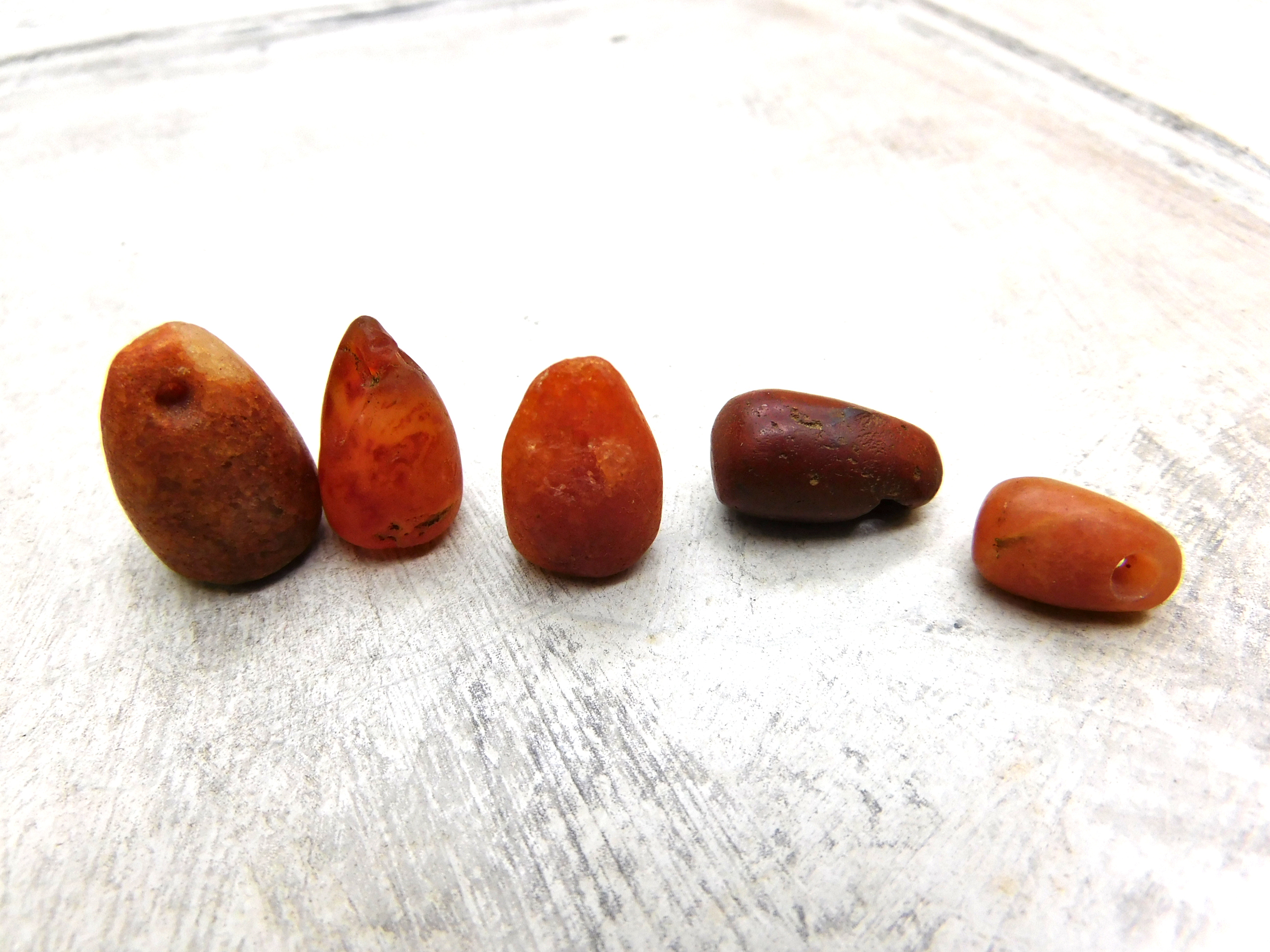 5 antike Stein-Anhänger aus der Sahara -kegelförmig