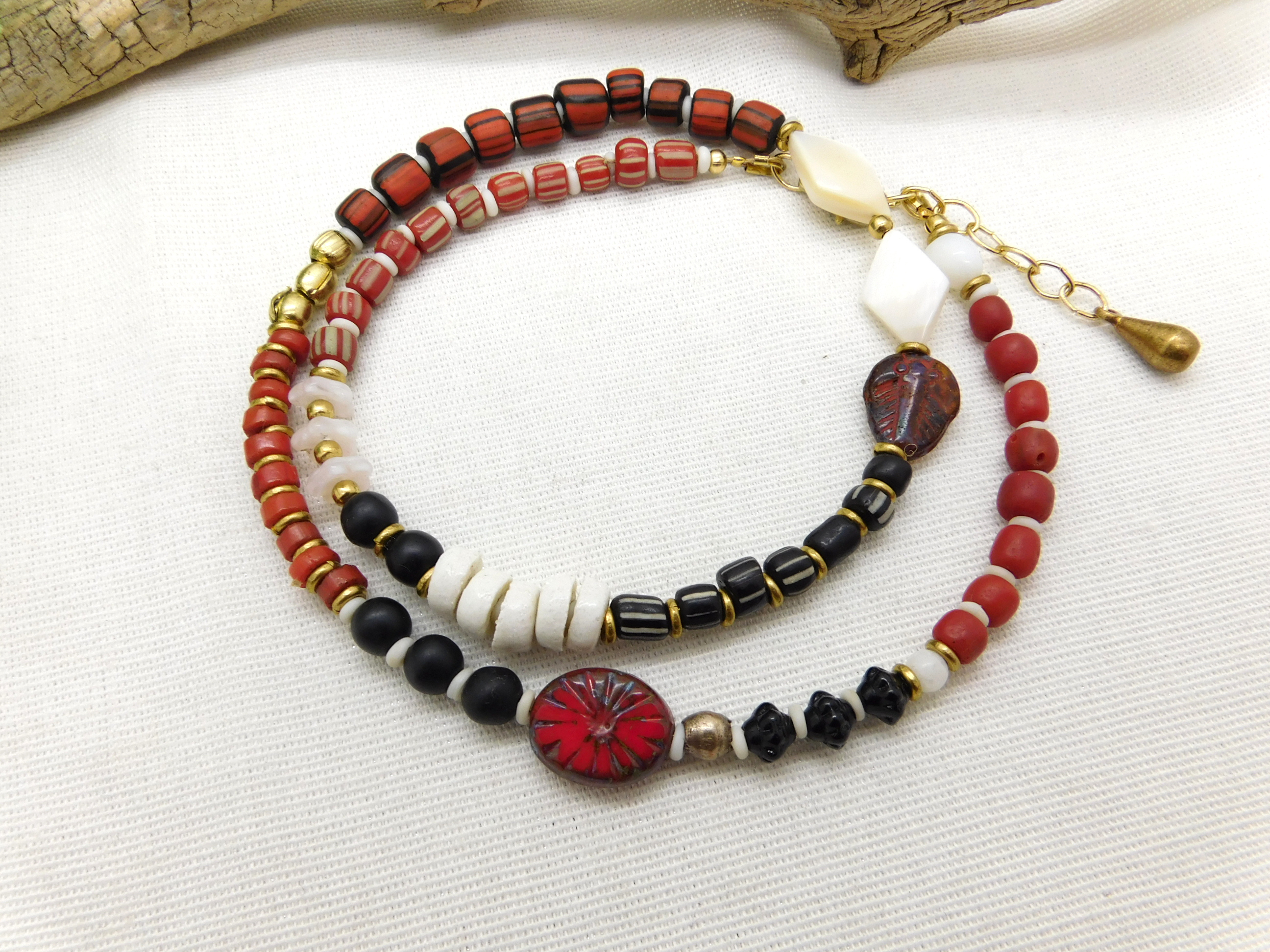 Halskette mit ethnischem Glasperlenmix und Messing  - rot schwarz gold